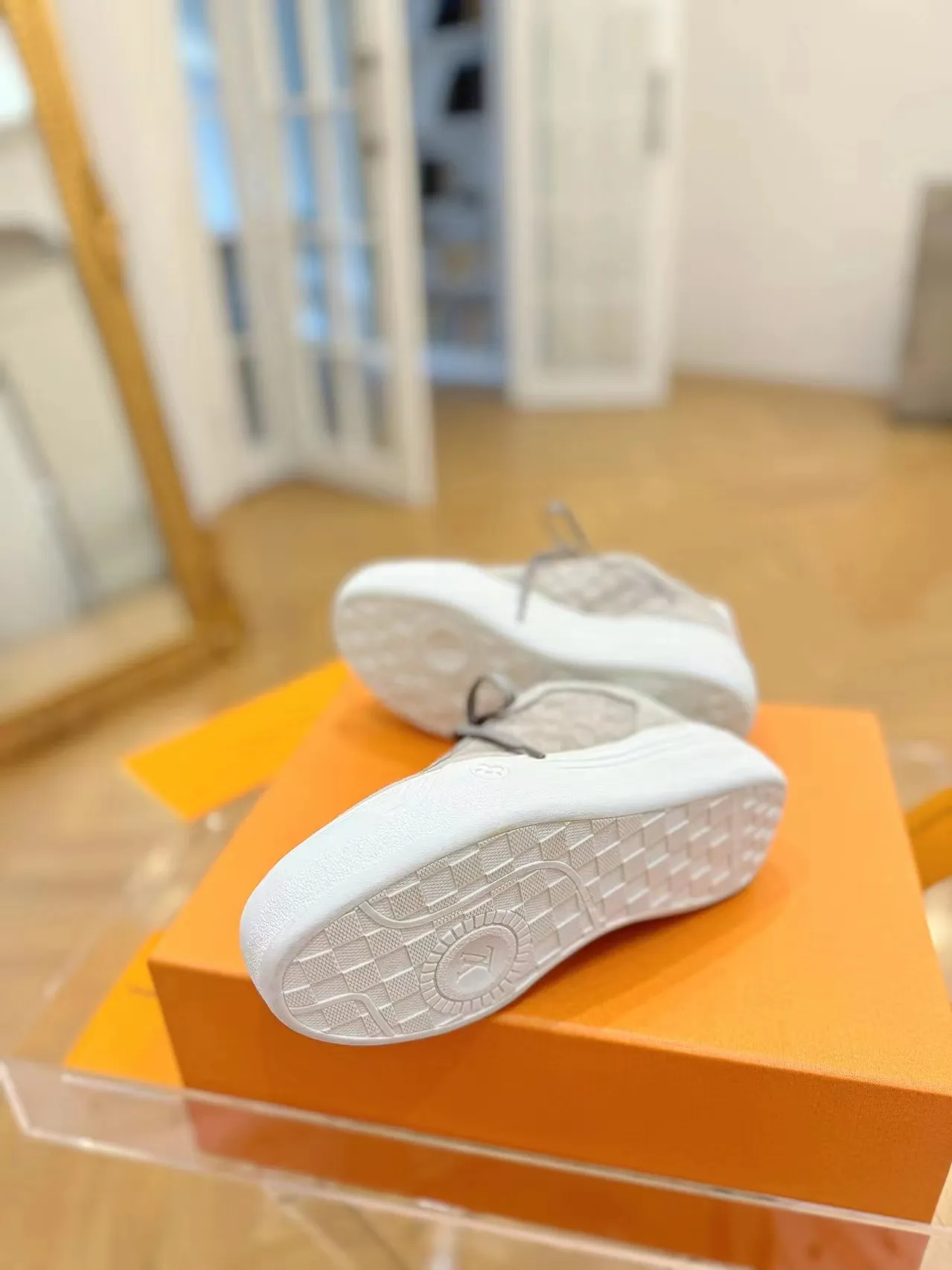 👟👟Ex-factory price 620👟👟Men's size +10 Same style for men and women🔥🔥𝐋𝐕 𝐃𝐢𝐬𝐜𝐨𝐯𝐞𝐫𝐲 2024 new sports shoes thick sole casual ❗️❗️ original purchase development and production LV Discovery lace-up shoes were unveiled at Louis Vuitton's fourth show. They are made of technical mesh fabric and metallic synthetic materials to create a streamlined design. Brand elements embellish the upper and lightweight rubber outsole, with technical shoelaces. Fabric: Original imported cowhide + technology mesh Inner lining: Original customized breathable mesh Sole: Original molded ultra-light rubber foam material Bottom thickness: 5.5CM Size: Women's 35-41 (41 customized), Men's 39-46, (45-46 customized)